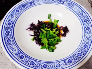 鲜肉小馄饨,再放入紫菜和小葱香菜备用