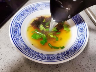 鲜肉小馄饨,先舀汤汁到料碗里将调味品化开