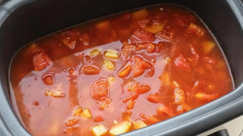 番茄肥牛,添入适量清水大火煮沸，改小火炖煮15分钟至土豆软熟。