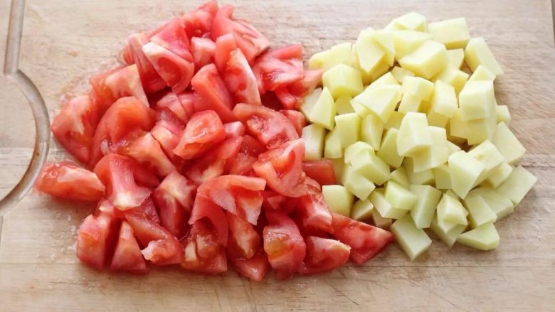 番茄肥牛,将番茄和<a style='color:red;display:inline-block;' href='/shicai/ 23'>土豆</a>去皮后分别切成小块备用。