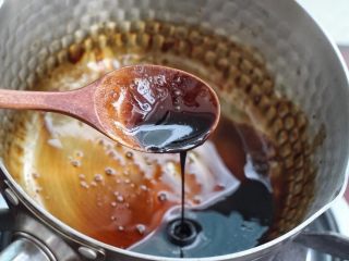 红糖年糕,将红糖和纯净水放进小锅中，开小火熬至黏稠状。
