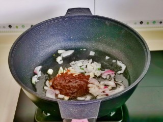水煮肥牛,加入压锅酱。