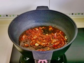 水煮肥牛,再加入辣椒碎小火煸炒。