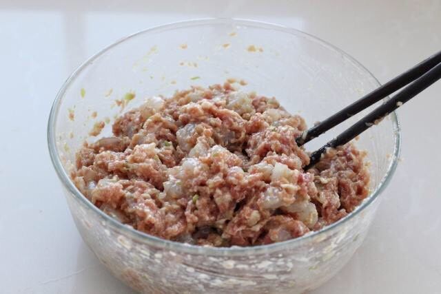 鲜肉小馄饨,然后将切好的虾仁放入肉馅中，混合搅拌均匀，馅料就调好了。