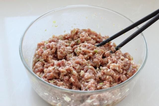 鲜肉小馄饨,用筷子顺时针一个方向搅拌至肉馅上劲儿。