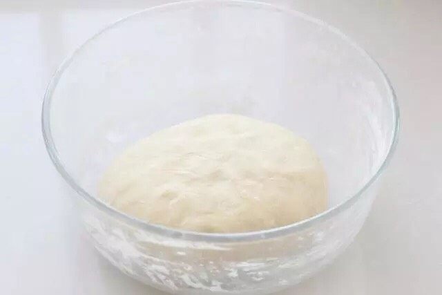 山药小饼,然后改用手揉成光滑柔软的面团，因为山药所含水分不同，揉面过程中如果出现特别粘手的情况就适当的加入面粉调整。