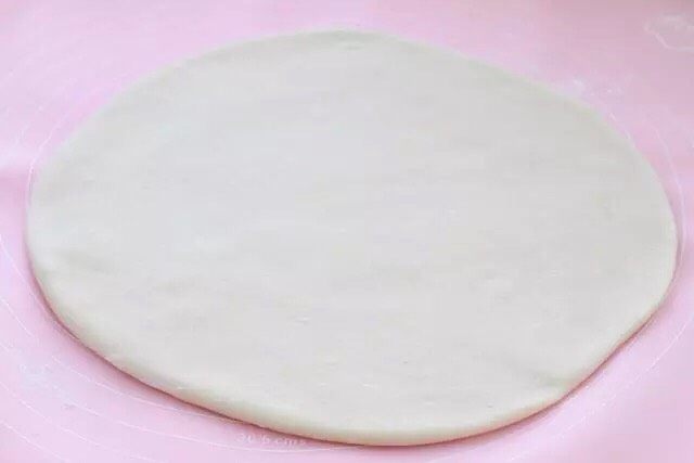 山药小饼,取出揉好的面团用擀面杖擀成厚度约为0.5厘米的大面饼。