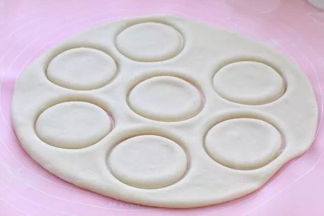 山药小饼,用模具或者圆形小杯子在面饼上按压出小圆饼，边角部分重新揉匀，擀开再压出小圆饼。