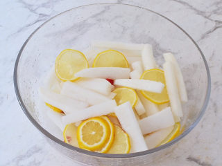 糖醋白萝卜,搅拌均匀，放入冰箱冷藏腌制一夜就可以食用了