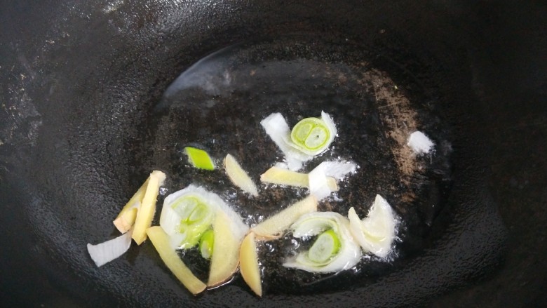 芹菜炒腊肉,锅中倒入适量油烧热炒香葱姜蒜。