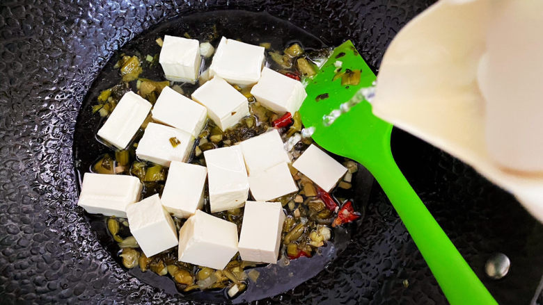 雪菜豆腐,倒入适量的清水。