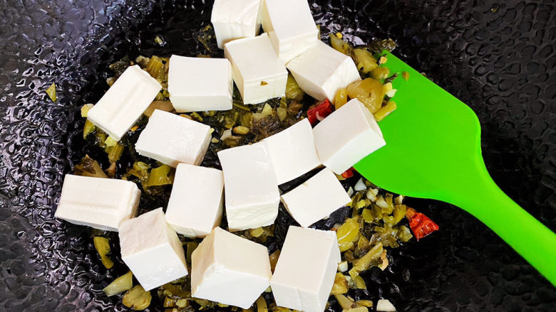 雪菜豆腐,再倒入豆腐，轻轻颠一下锅。