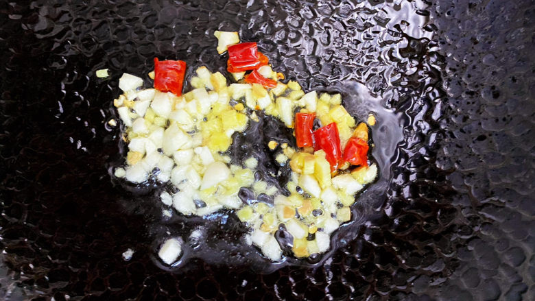 雪菜豆腐,锅里热油，放入蒜、姜、干辣椒炒香。