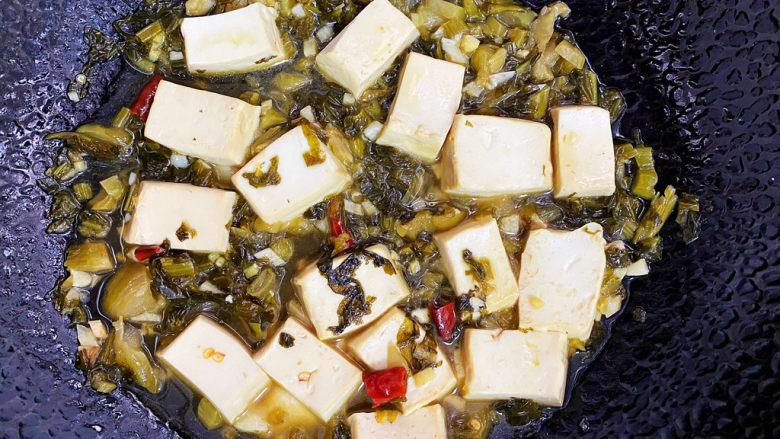 雪菜豆腐,盖上锅盖焖煮两分钟就可以了。