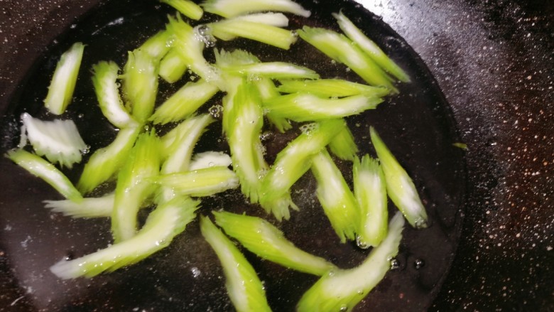 腐竹拌芹菜,锅里烧开水，再把它倒下去焯水