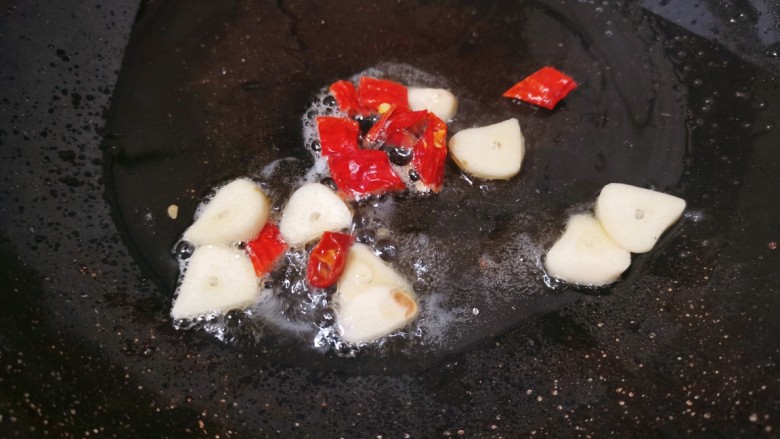 腐竹拌芹菜,锅里烧油，先把大蒜和干辣椒放入爆香