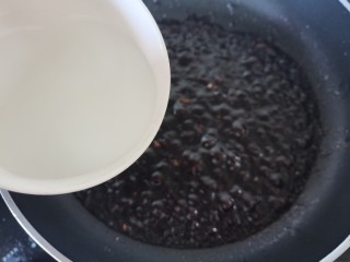 三汁焖锅,倒入少量淀粉水勾芡增稠
