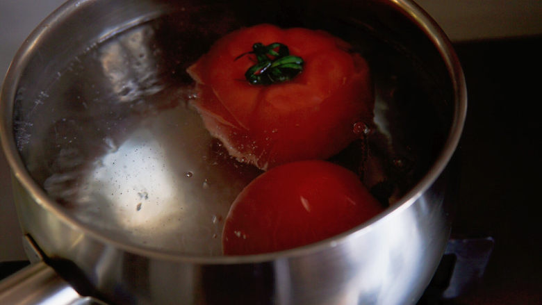 番茄肥牛,水沸后，放入番茄焯烫三十秒。