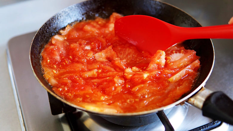 番茄肥牛,加入番茄煸炒，炒至番茄出汤汁。