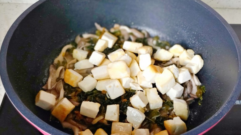 雪菜豆腐,加煎好的豆腐块。