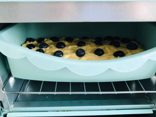 爆浆蓝莓蛋糕,送进预热好的烤箱中