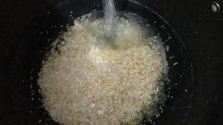 鸡肉山药粥,先把米清洗两遍