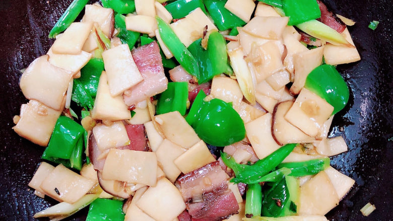 杏鲍菇炒腊肉,炒1-2分钟，入味后即可出锅。