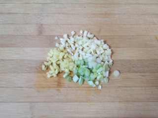 水煮肥牛,葱姜蒜分别切碎。