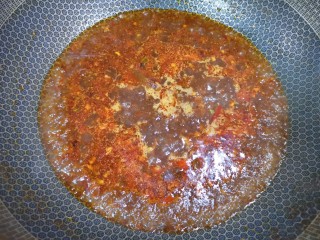水煮肥牛,加入一大勺豆瓣酱炒出红油，加入开水烧开小火煮一分钟。