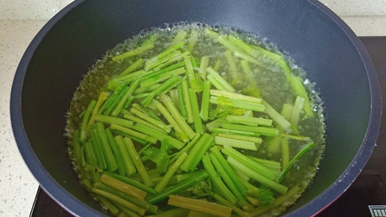 腐竹拌芹菜,芹菜焯水一分钟左右。
