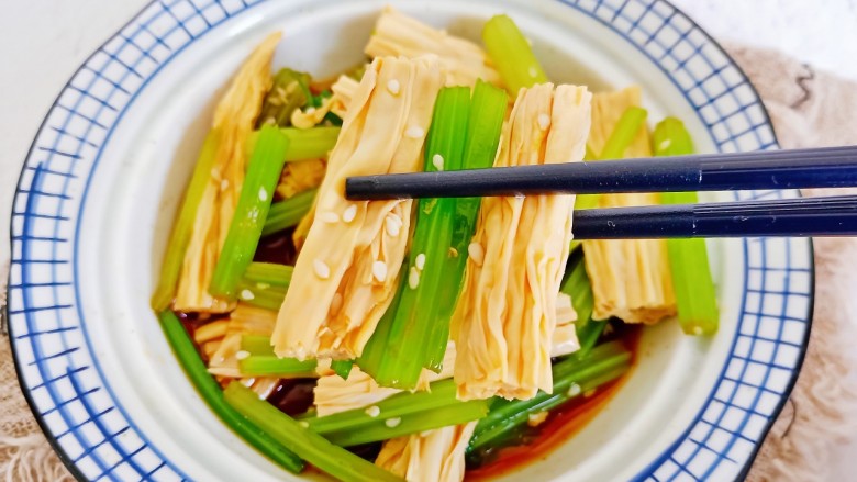 腐竹拌芹菜,爽脆开胃菜。