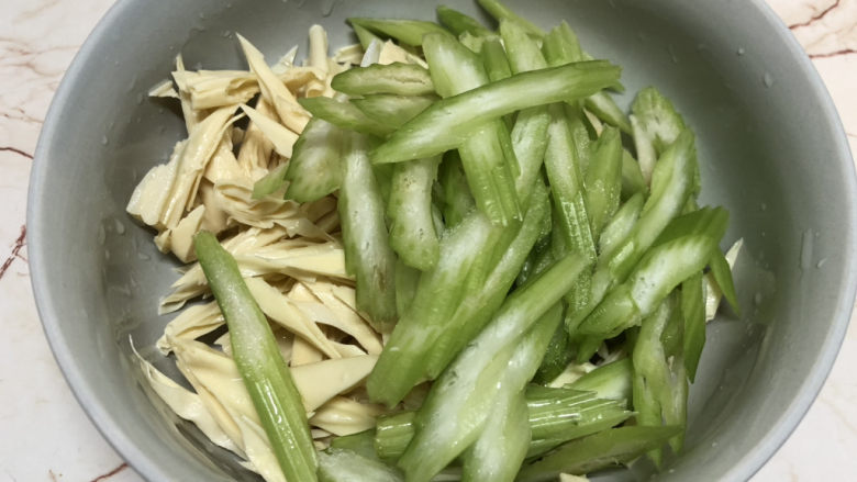 腐竹拌芹菜,切好的腐竹丝和芹菜丝。