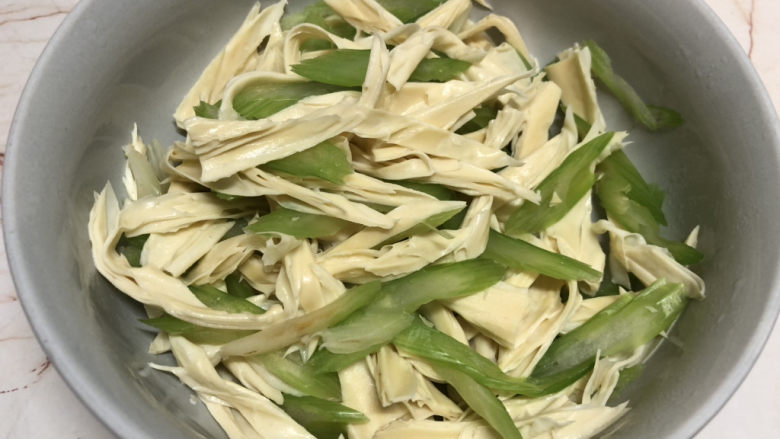 腐竹拌芹菜,焯过水的腐竹和西芹。