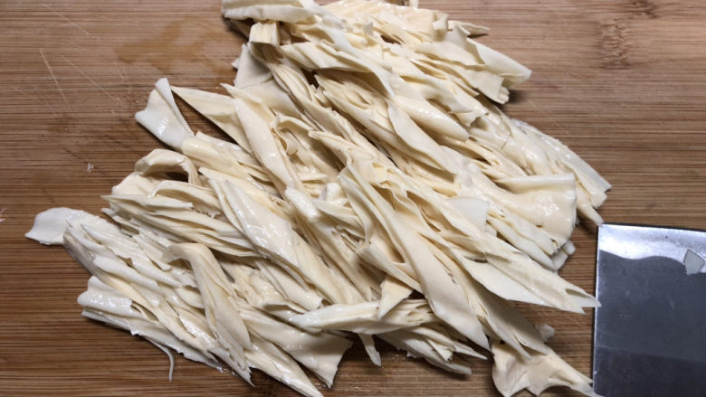 腐竹拌芹菜,改刀成45度切成条。