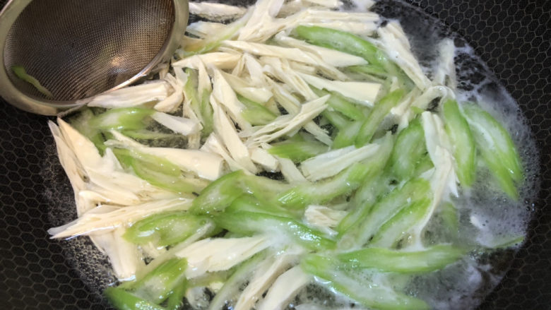 腐竹拌芹菜,水再次煮开时即可全部捞出。