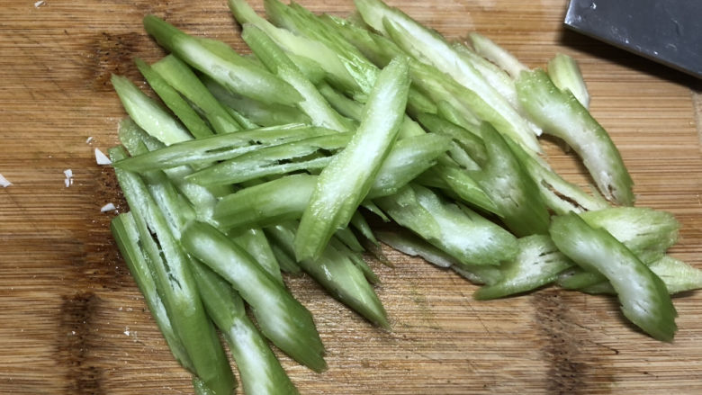 腐竹拌芹菜,西芹也是以45度角斜切成片。