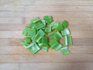 杏鲍菇炒腊肉,青椒洗干净去籽，切成小块。