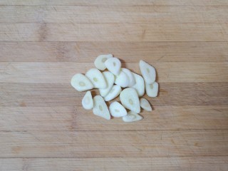 杏鲍菇炒腊肉,大蒜切成片。