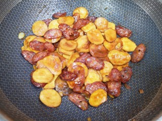 杏鲍菇炒腊肉,下入腊肠翻炒均匀。