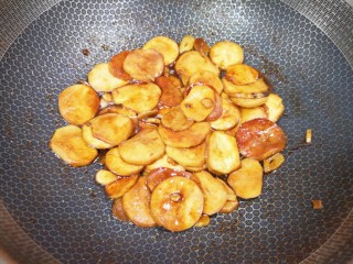 杏鲍菇炒腊肉,中火翻炒2分钟。