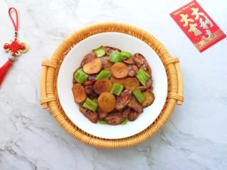 杏鲍菇炒腊肉,盛出装盘。