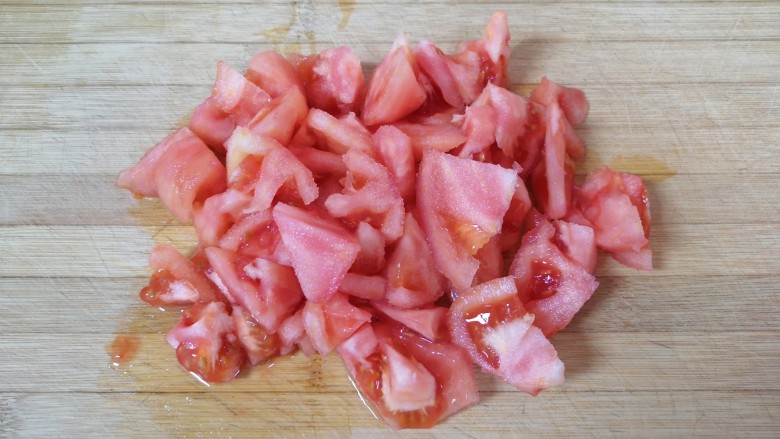 西红柿炒豆腐,切成小块。