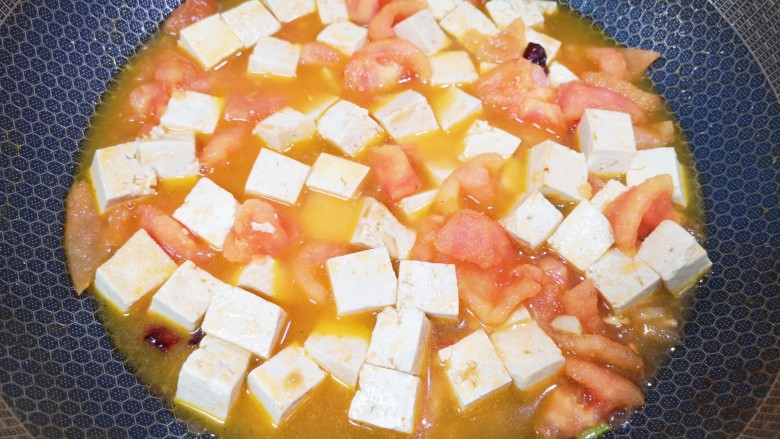 西红柿炒豆腐,加入开水。