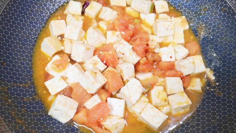 西红柿炒豆腐,豆腐入味汤汁变少。