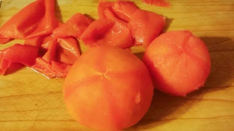 西红柿炒豆腐,去皮。