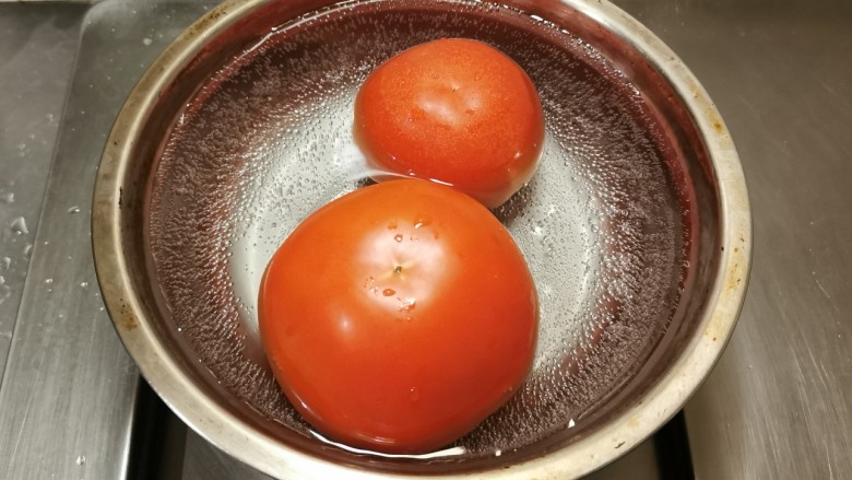 西红柿炒豆腐,<a style='color:red;display:inline-block;' href='/shicai/ 3551'>西红柿</a>放入开水中汆烫易于剥皮。