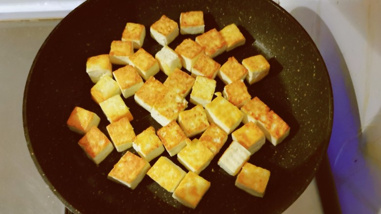 西红柿炒豆腐,起油锅放入2汤匙食用油，油热后放入豆腐块，煎至两面金黄色出锅备用。