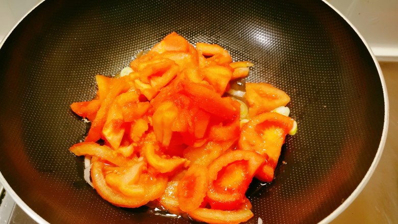 西红柿炒豆腐,放入番茄翻炒。