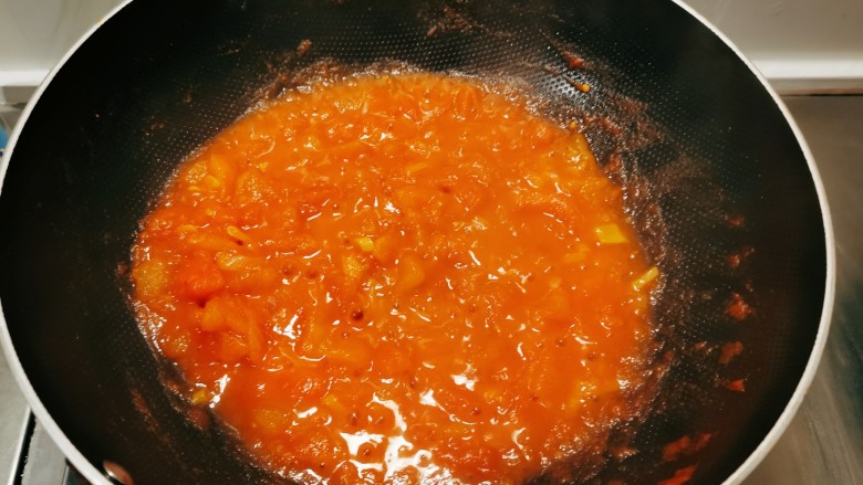 西红柿炒豆腐,继续翻炒均匀。