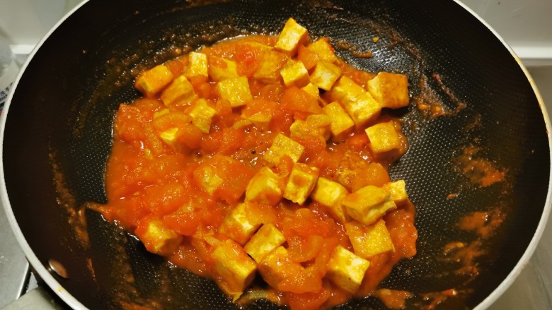 西红柿炒豆腐,放入豆腐，翻炒1-2分钟出锅。